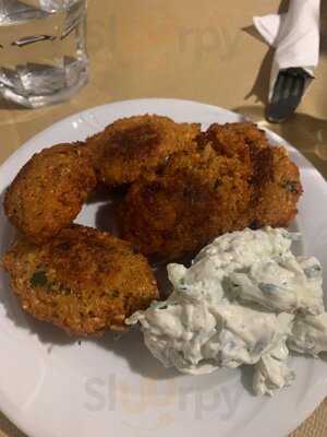 Πέρα Βρέχει