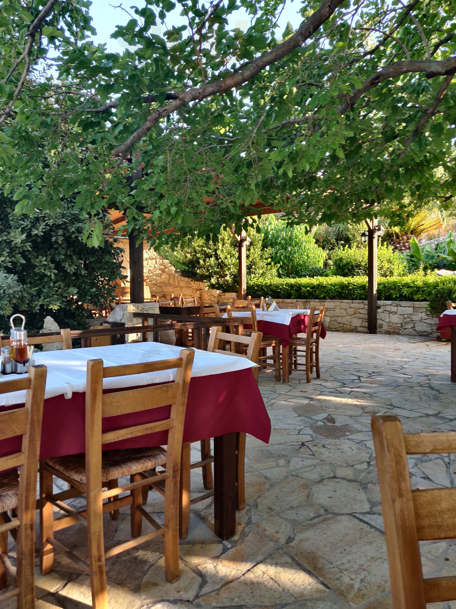 Κάστρο Μέση Ταβέρνα