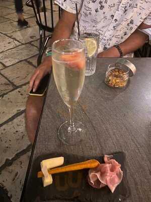 Sway Bar And Kitchen