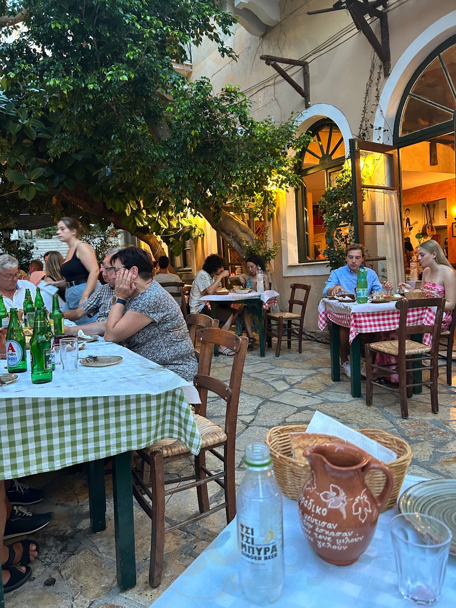 Το Τσιπουράδικο "Εκτός σχεδίου & ό,τι προκύψει"