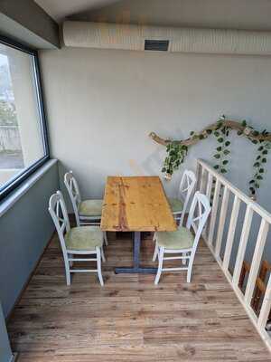 Κάτι Ψήνεται στη Γωνία