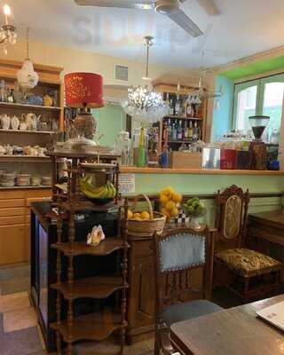 Bizou Vegan Cafe & Antiques