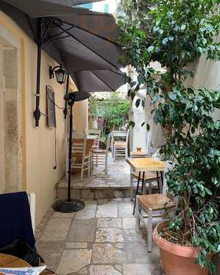 Bizou Vegan Cafe & Antiques