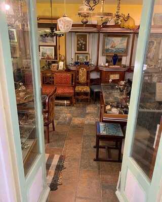 Bizou Vegan Cafe & Antiques