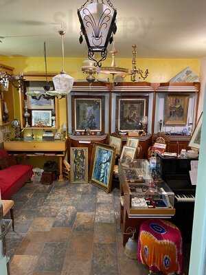 Bizou Vegan Cafe & Antiques