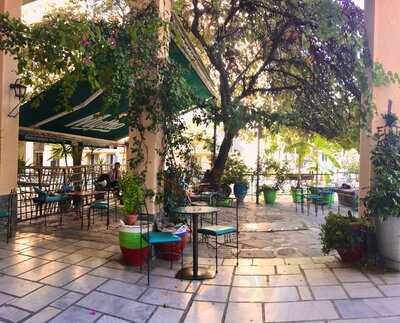 Αλουστίνες