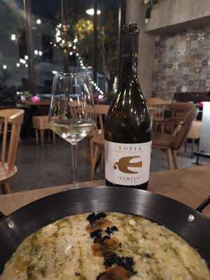 Caravin Wine & Wanderlust