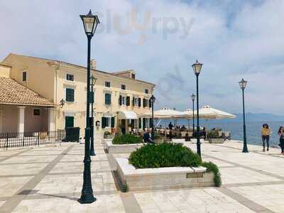 En Plo Cafe Restaurant