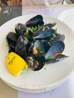 En Plo Cafe Restaurant