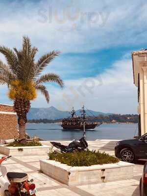 En Plo Cafe Restaurant