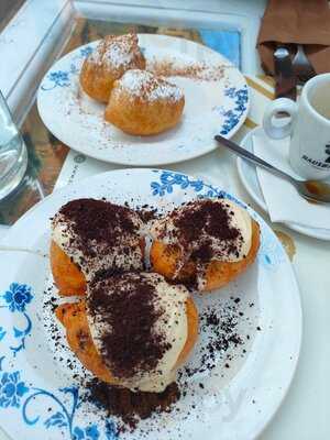 Στάζει Μέλι