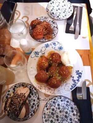 Στάζει Μέλι