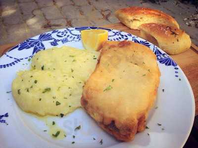 Στην Αυλή Του Αντωνη