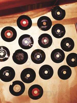 To Tsipouradiko Ektos Schediou Kai Oti Prokypsei