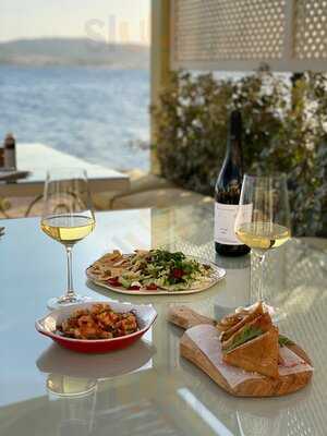 Mourayio Restaurant & Lounge