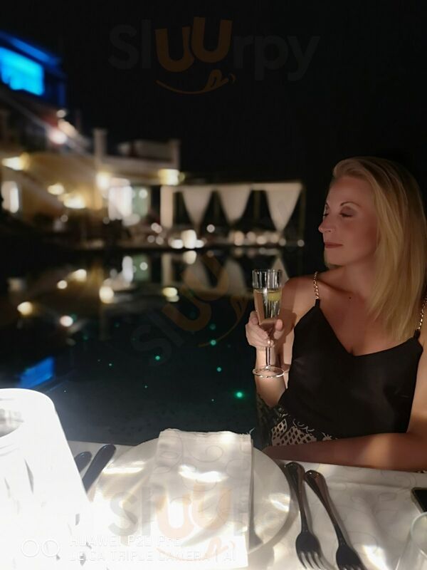 Four Elements Bar & Restaurant