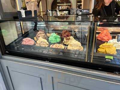 Kayak Ice Cream Store - Kapnikarea