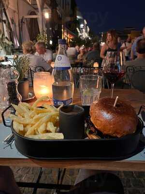 Sisinely All Day Gastro Bar