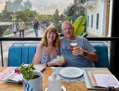 Sisinely All Day Gastro Bar