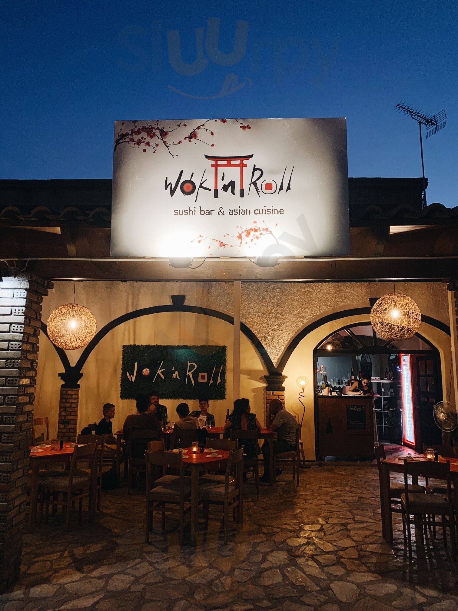 Wok 'n Roll Sushi Bar