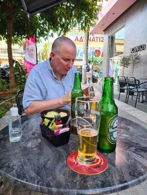 Tpyna All Day Rock Bar