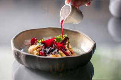 Tri Fulira Restaurant & Bar