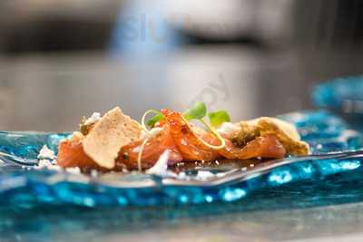 Tri Fulira Restaurant & Bar