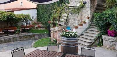 Borköltők Társasága Pince Étterem