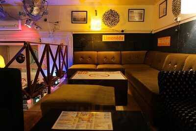 Illegál, A Házibuli