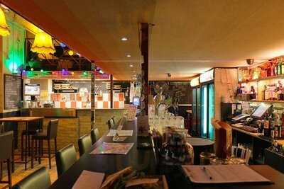 Illegál, A Házibuli