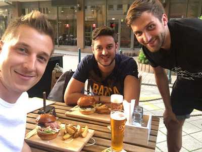 B-terv Kavezo, Etterem