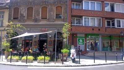 Isolabella Cafe & Pub