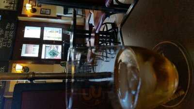 Isolabella Cafe & Pub