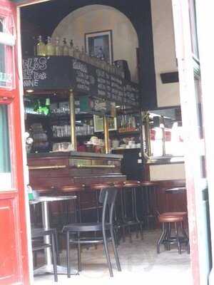 Isolabella Cafe & Pub