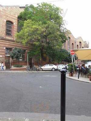 Isolabella Cafe & Pub