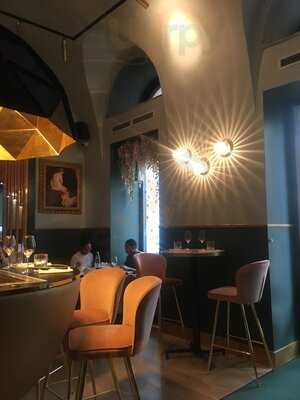 Sophisto Champagne Bar & Restaurant