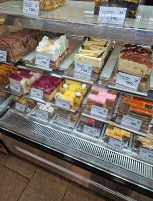 Fészek Cukrászda-corvin.