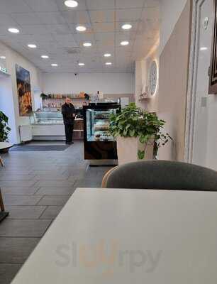 Fészek Cukrászda-corvin.