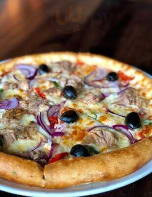 Capones Restaurant & Bar