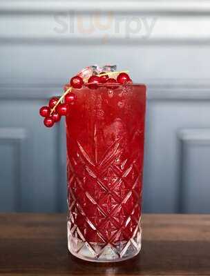 Capones Restaurant & Bar