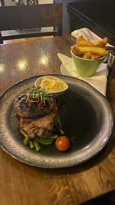 Sutton's Bar And Bistro