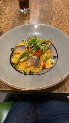 Sutton's Bar And Bistro