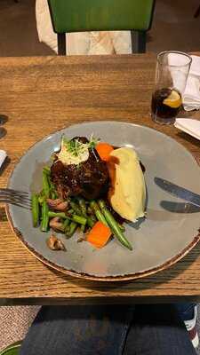 Sutton's Bar And Bistro