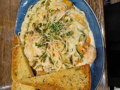 Sutton's Bar And Bistro