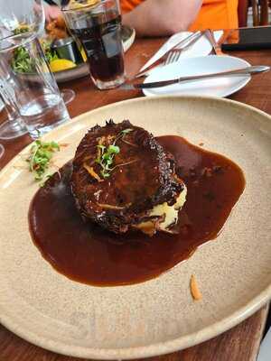 Henrys Bistro & Wine Bar