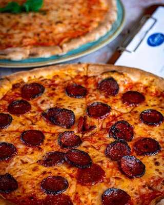 Gracy's Pizzeria, Bar & Bistro