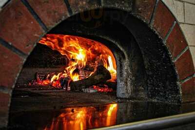 Gracy's Pizzeria, Bar & Bistro