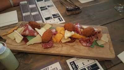 Amusant Restaurant & Lounge