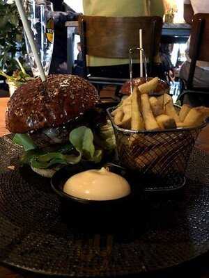 Iveau Burgers & Wijnbar