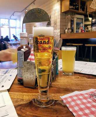 Firma Pickles Burgers & Wines